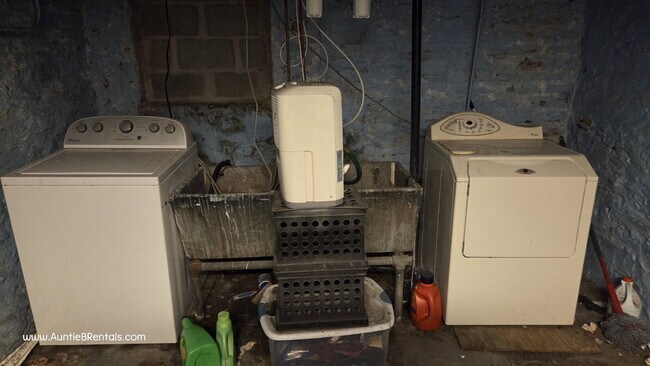 Building Photo - 3 bed - 1 bath One block from Grand Ave in St. Paul