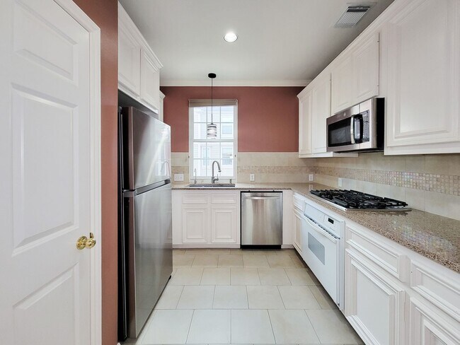 Building Photo - Great opportunity to lease a wonderful town home in the Montrose /Midtown location and within eas...