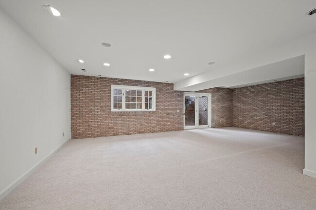 Building Photo - Custom Boulder 4 Bedroom + Finished Basement