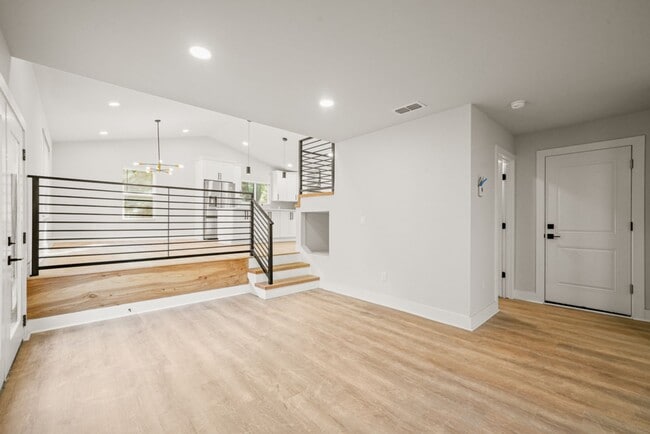 Building Photo - BEAUTIFUL HOUSE FOR RENT NEAR 1604 W/ GUIL...