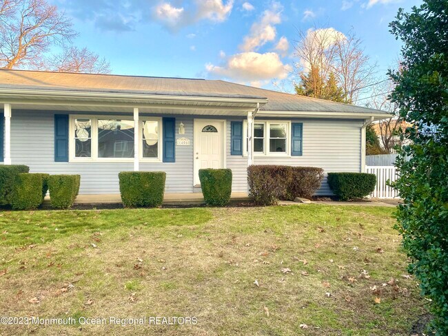 Building Photo - 1406 Treeneedle Rd