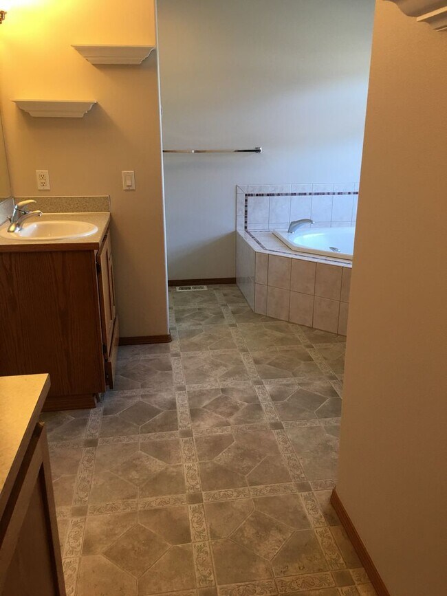 Building Photo - ***PENDING APPLICATIONS***Large 4 bedroom house that is Pet Friendly!