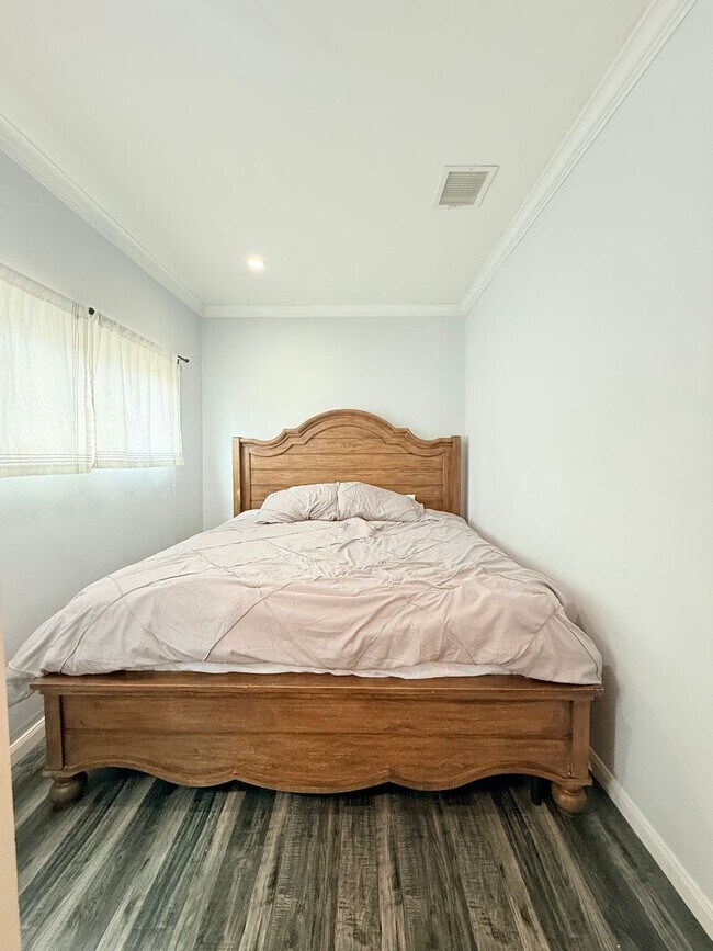 Building Photo - 941-941 Bayonne St