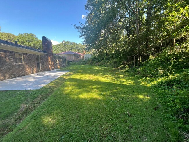 Building Photo - 3 bedroom 2 bathroom single level home in ...