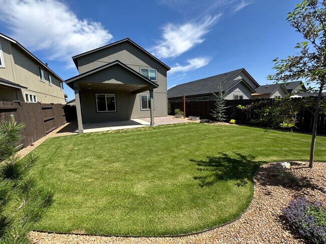 Building Photo - Charming and Modern Redmond Home: Pet-Friendly, Two-Car Garage, and More!