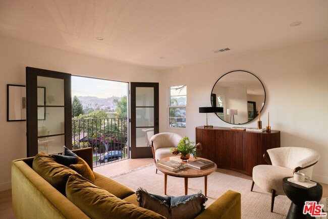 Primary Photo - 1020 Manzanita St