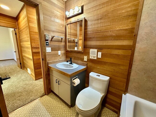 Building Photo - 1204 N Brooklane St