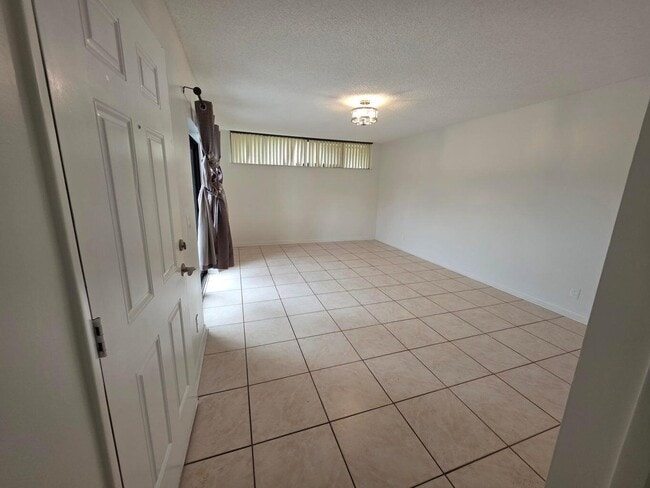 Building Photo - 3909 Victoria Dr