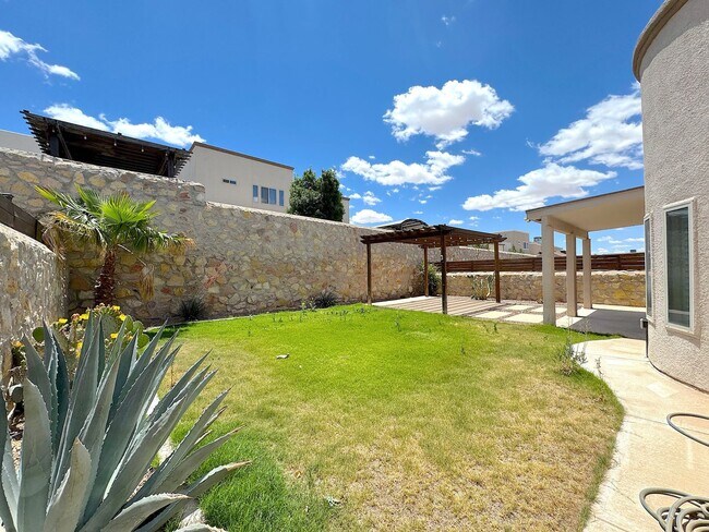 Building Photo - West El Paso 4 bed refrig A/C Home in Ench...