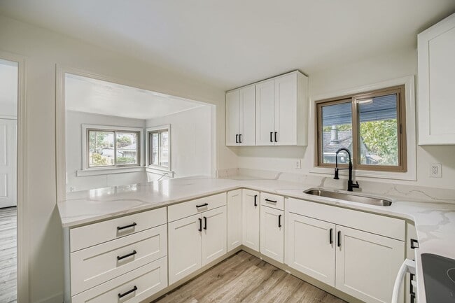 Bright & Charming Home in White Center! - Bright & Charming  Home in White Center!