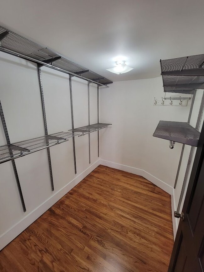 Building Photo - BEAUTIFUL 4BD - 3BA SINGLE STORY HOUSE WITH PRIVATE LAUNDRY AND DETACHED 2 CAR GARAGE