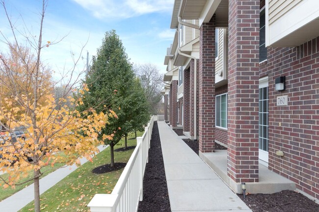 Building Photo - Luxury Iowa City townhouse close to UIHC a...