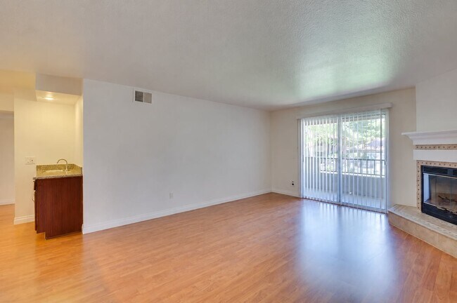 Building Photo - Beautiful 2-Bed, 2-Bath 2nd-Floor Condo Near The Lakes!