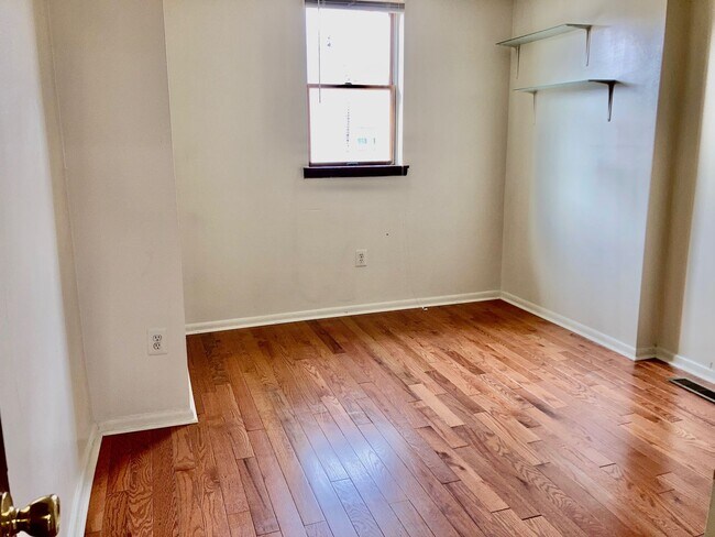Building Photo - Marconi Plaza 3bd/2bth w/ Parking on Uniqu...