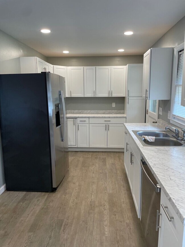 Building Photo - NEWLY RENOVATED 2 BED, 2 BATH HOME!