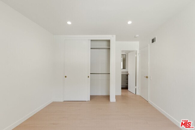 Building Photo - 4933 Collett Ave