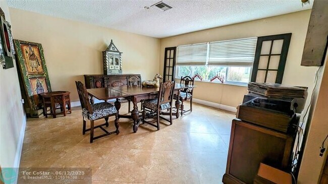 Building Photo - 8105 Nutmeg Way