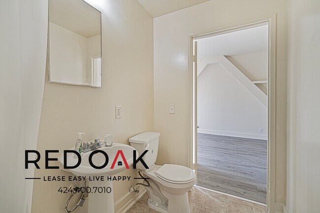 Building Photo - 537 S Kenmore Ave