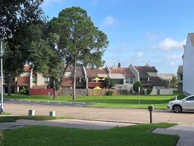 Building Photo - 12315 Glenview Dr