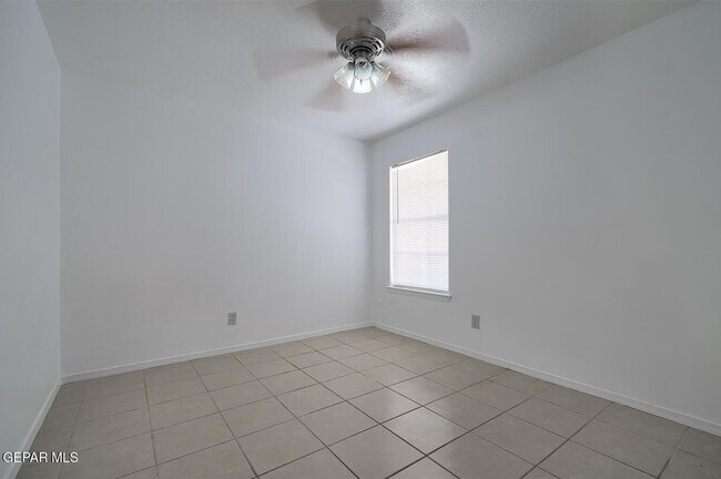 Building Photo - 3536 E Glen Dr
