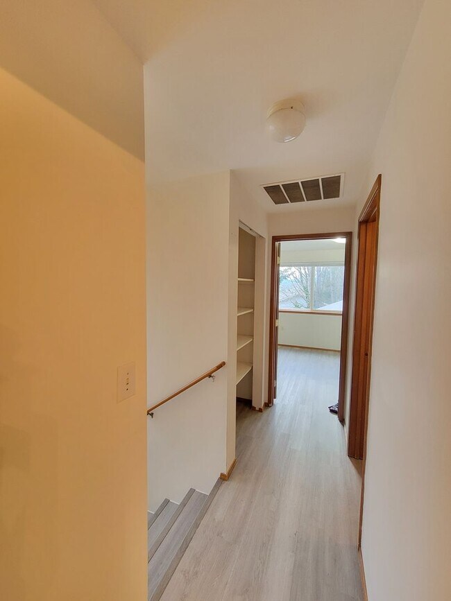 Building Photo - 2804 Pine Rd NE