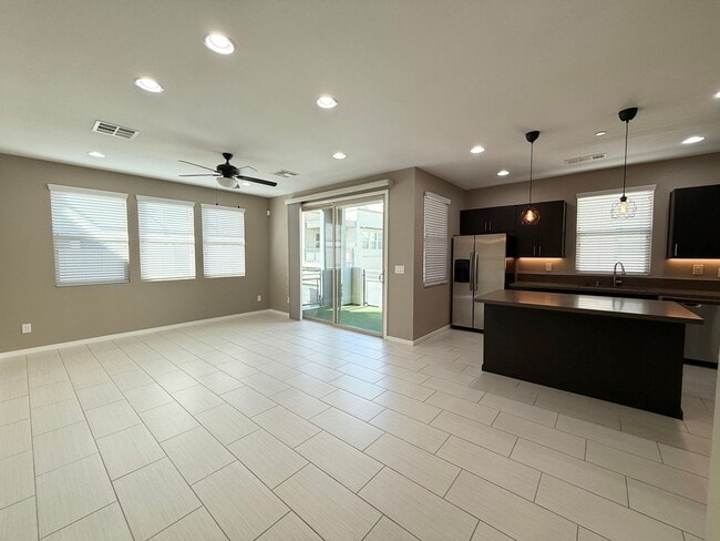 Building Photo - 2/BD 2.5/BA Luxury Gated Townhouse in Summ...