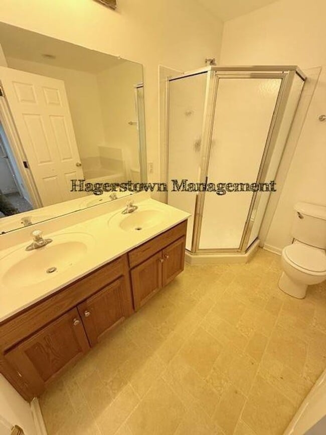 Building Photo - Townhouse Close to I-81 Roycroft Drive