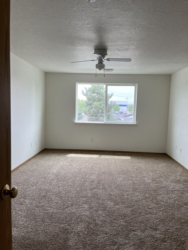 Building Photo - Large 3 bedroom, 2.5 bath, 1 car garage, fenced back yard townhome recently remodeled