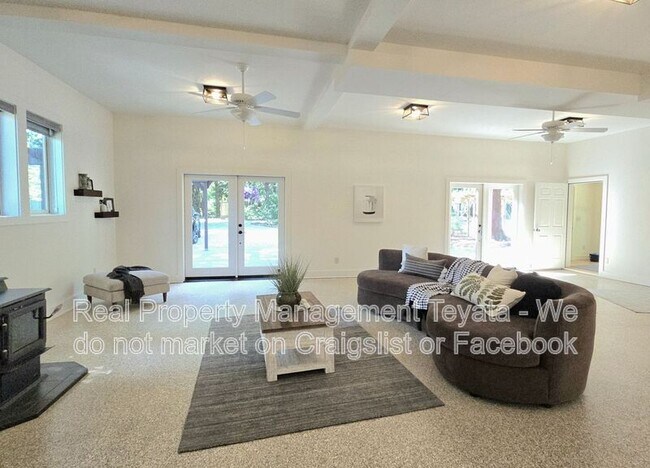 Building Photo - 5560 Hillard Rd