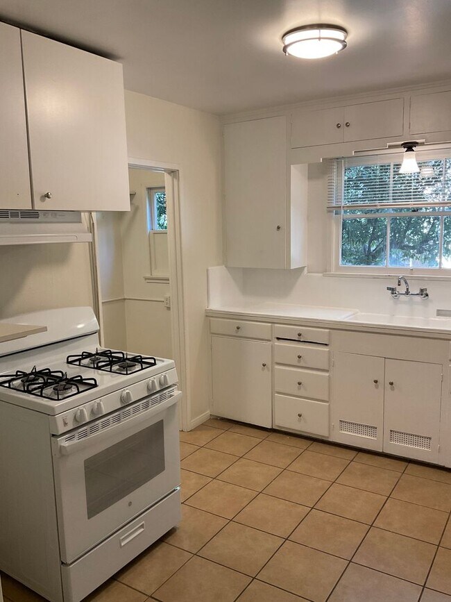 Building Photo - 2 Bedroom 1.75 Bathroom in Riverside