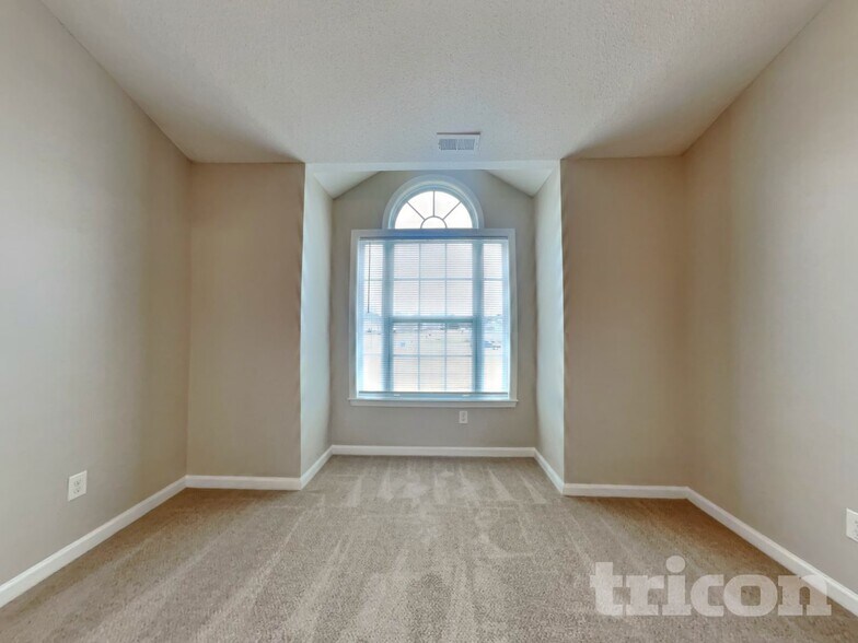 Building Photo - 4 Stratus Ln