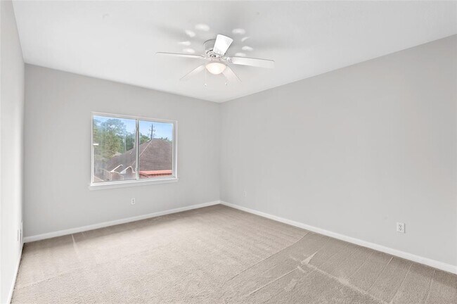 Building Photo - 4444 Victory Dr