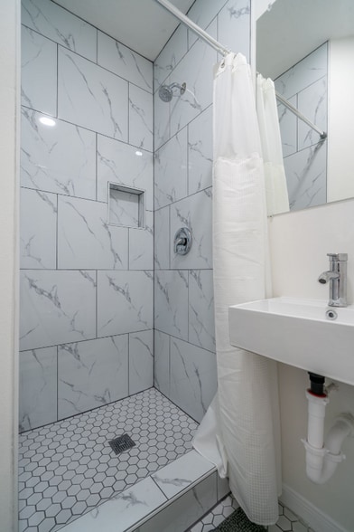 Building Photo - 7237 Boggess Rd