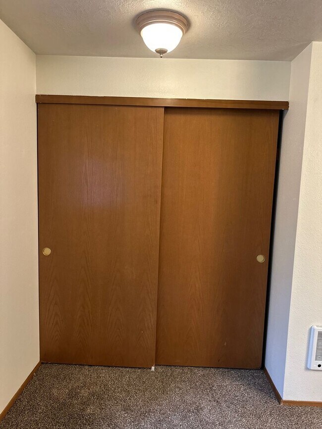 Building Photo - Three bedroom Westside home near OSU Cascades!