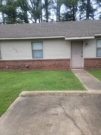 Building Photo - Charming 2 Bedroom Duplex in Jonesboro - Perfect for Comfortable Living