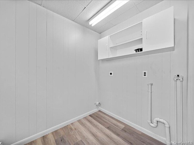 Building Photo - 28 Van Buren St