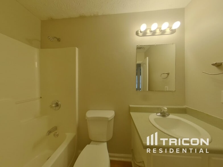Building Photo - 100 Shadowbrook Trce