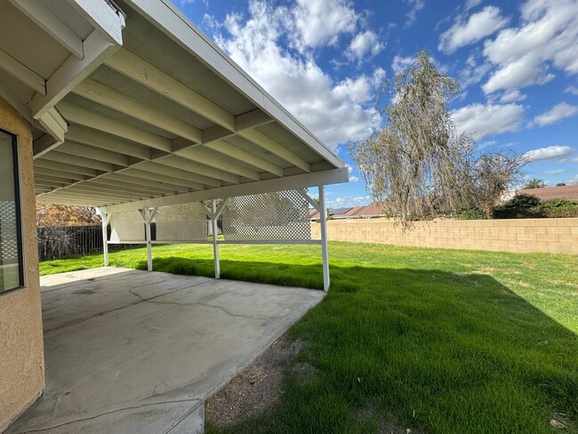 Building Photo - Three Bedroom Two Bathroom Home in Hemet!