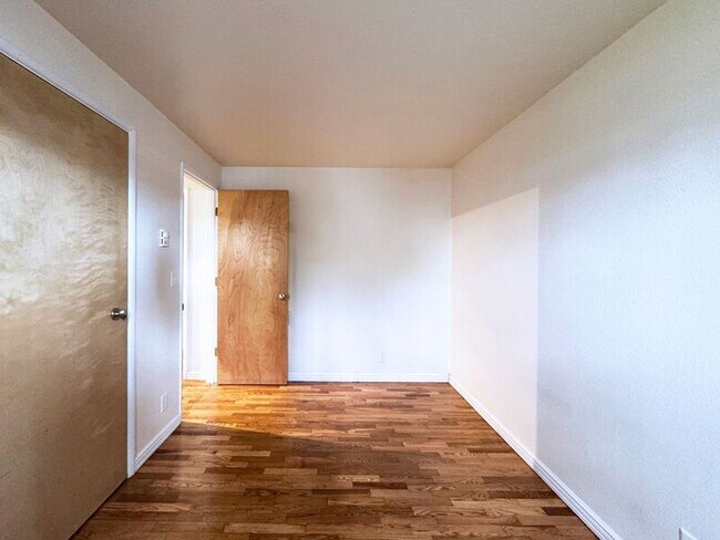 Building Photo - 1161 N Park Ave