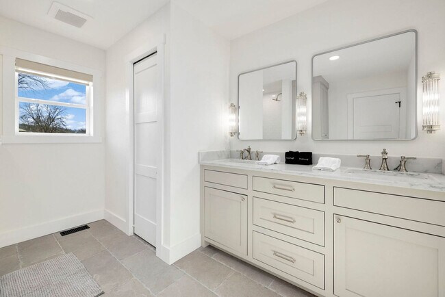 Building Photo - 89 Mayfair Dr