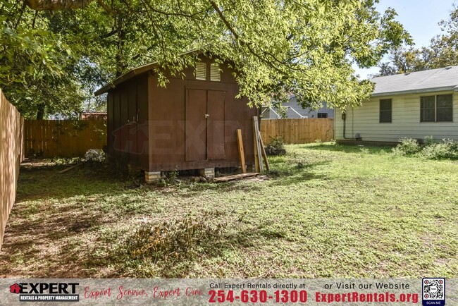 Building Photo - 3-Bedroom Home with  Hardwood Floors and S...