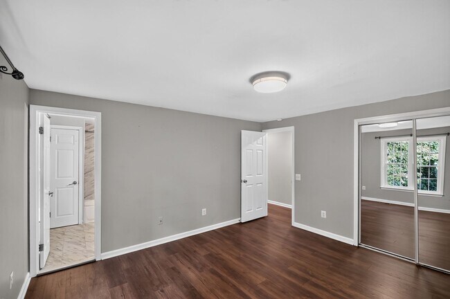 Building Photo - Well maintained, Bright & Spacious 3 BR/3.5 BA Townhome w/ Parking & Private patio - Pets Welcome!