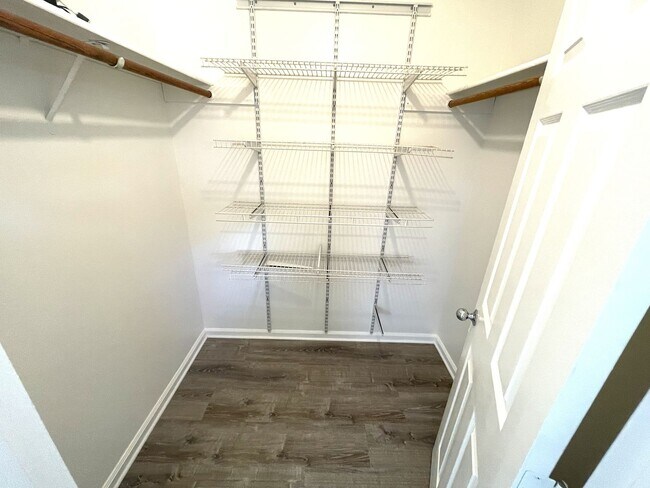 Building Photo - Maui Gardens Unfurnished 1BR/1BA End Unit Available