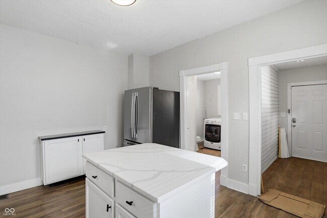 Building Photo - 512 N Beville Ave