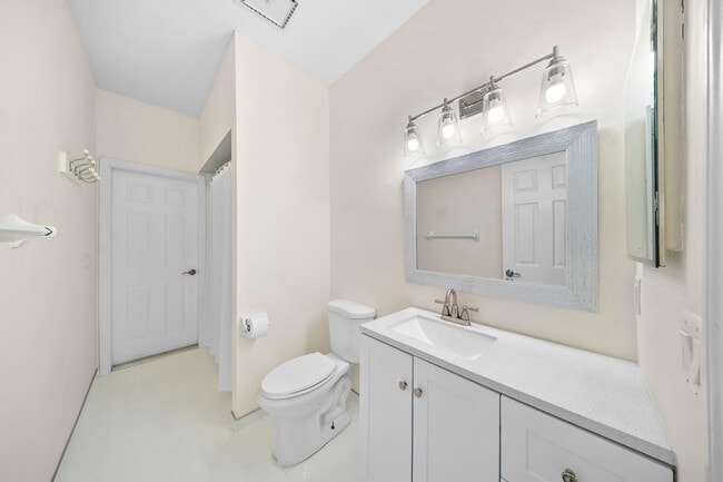 Building Photo - 7903 Plantation Lakes Dr