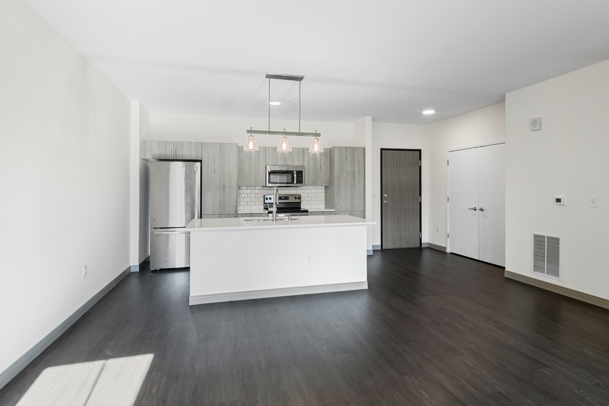 Building Photo - 2420 E Capitol Dr