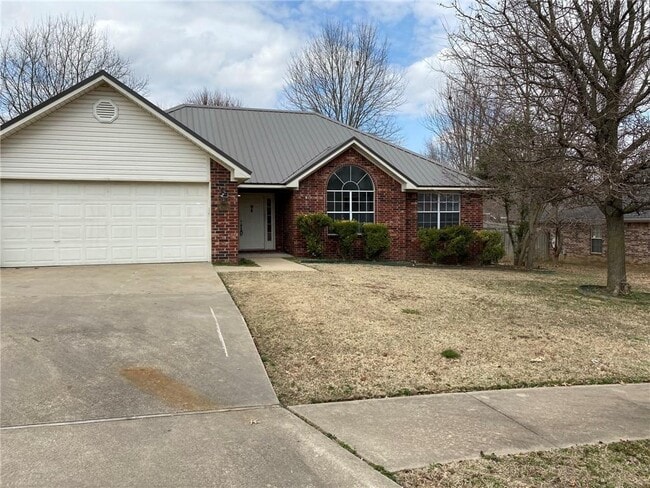 Building Photo - 4902 Hawthorne Way