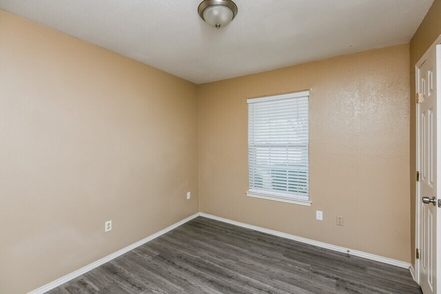 Building Photo - 428 Guadalupe Dr