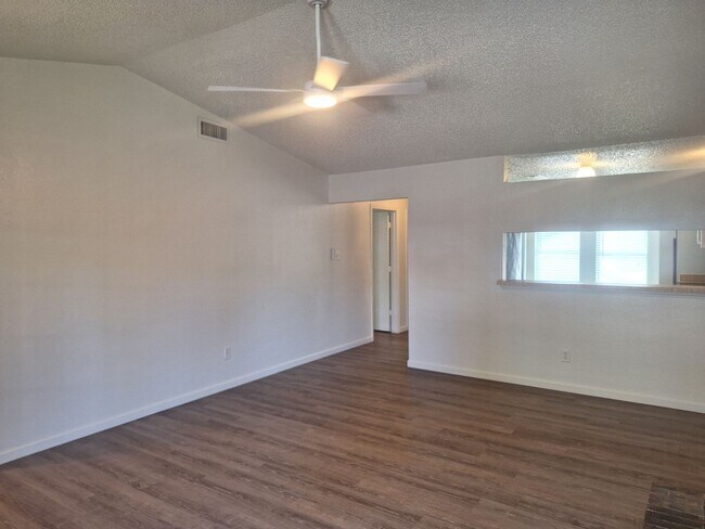 Building Photo - 3944-3946 Queens Ct
