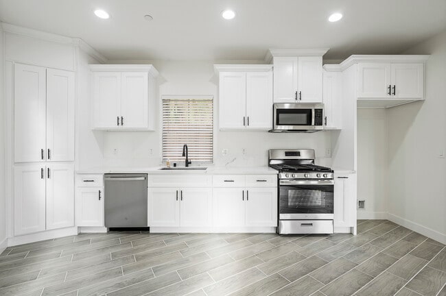 Building Photo - 915 E Central Ave